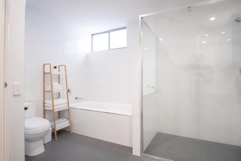 Bright Stylish Kings Beach Apartment - image 19