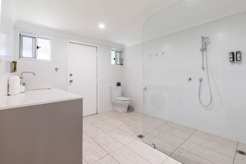 Coastal Oasis - Pet Friendly - 6 Mins Walk to Beach - image 25