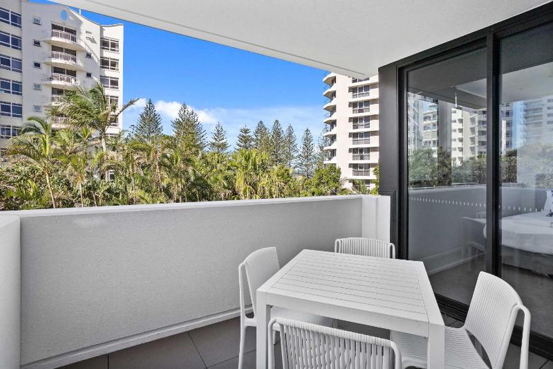 2 Bedroom Luxury in Burleigh Heads! - image 14