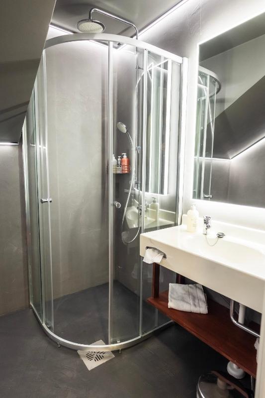 Standard Twin Room image 4