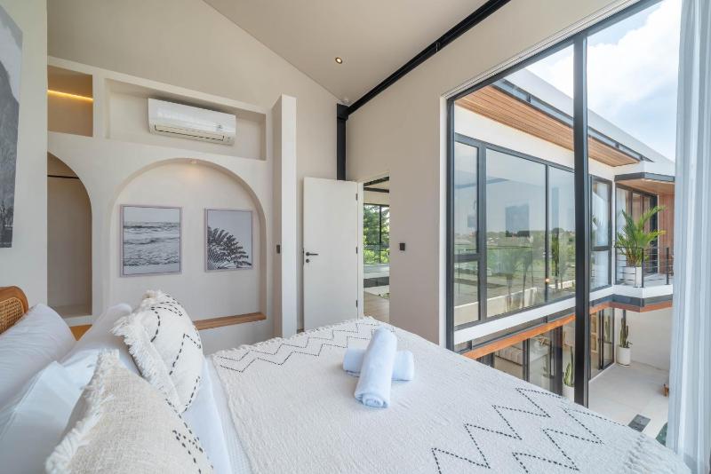 Villa Maverick - Brand New Classy 4BR Villa in Canggu - image 4