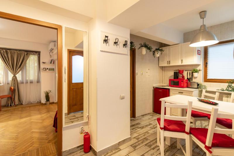2BR Apartment at Piata Natiunilor Unite: Perfect for City Center Stays - image 5