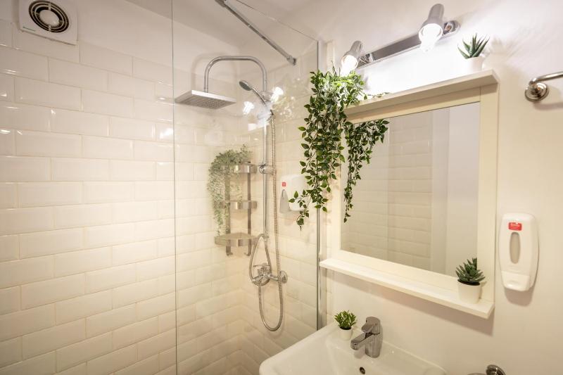2BR Apartment at Piata Natiunilor Unite: Perfect for City Center Stays - image 13