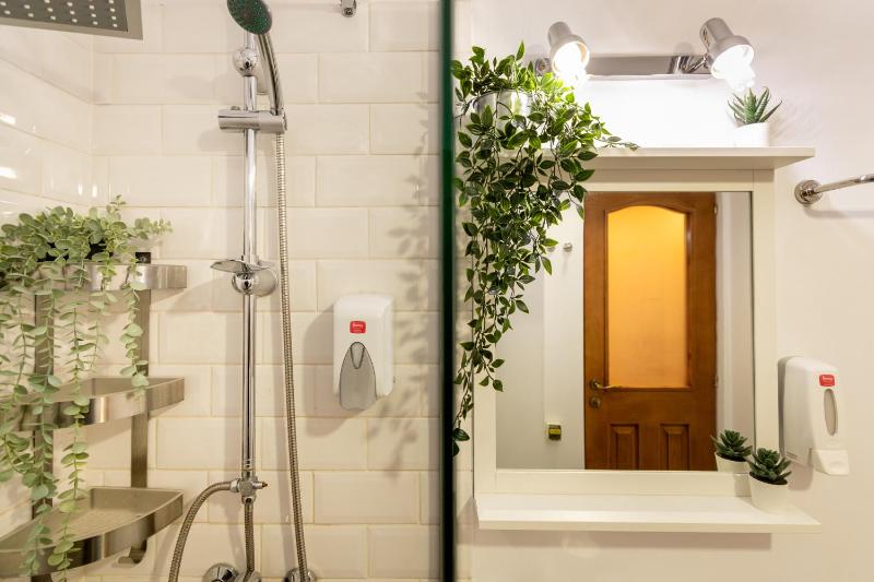 2BR Apartment at Piata Natiunilor Unite: Perfect for City Center Stays - image 9