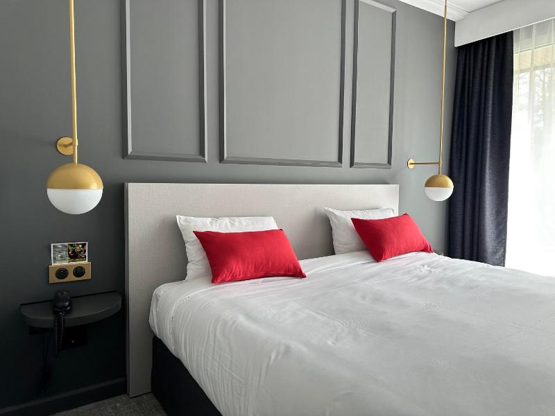 Double or Twin Room with Garden View image 4