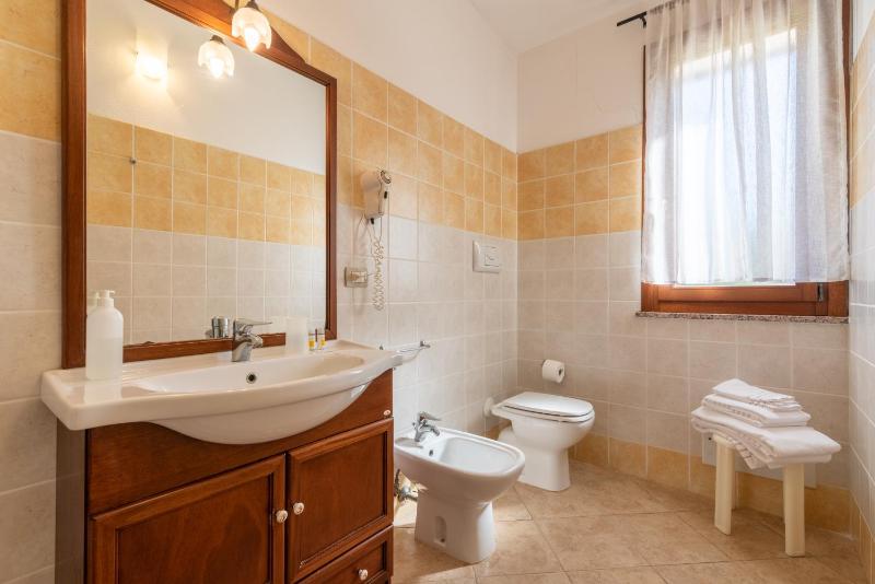 Double Room with Balcony image 4