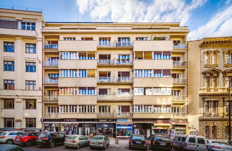 2BR 15Bath Chic City Suite near Wenceslas Square - image 6