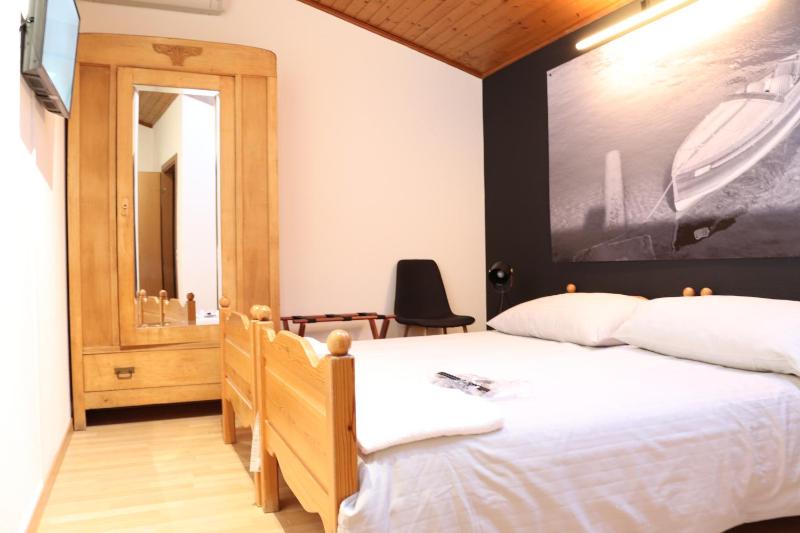 Double or Twin Room image 4