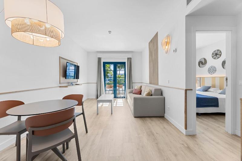 Deluxe Apartment image 1