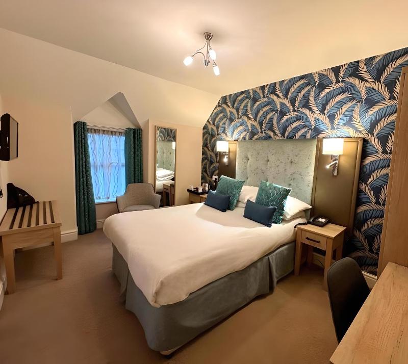 Standard Double Room image 3
