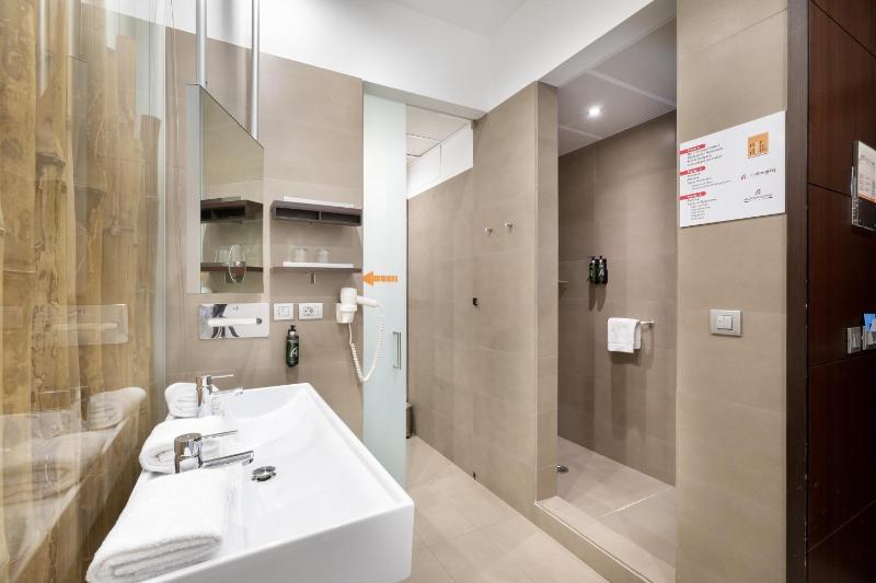 Elegance Triple Room image 3
