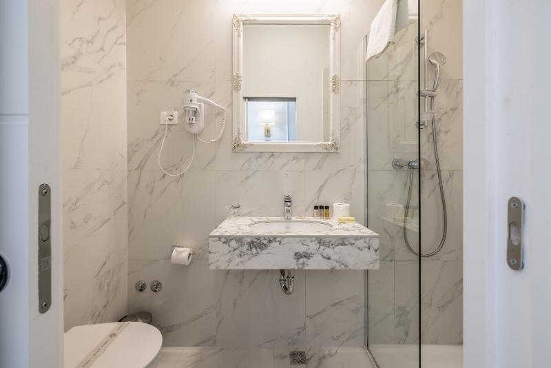 Single Room with Bathroom image 3