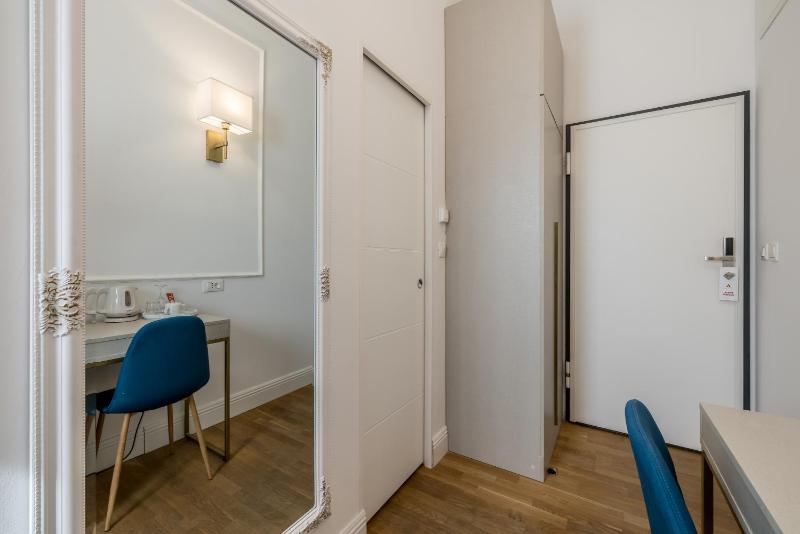 Single Room with Bathroom image 2