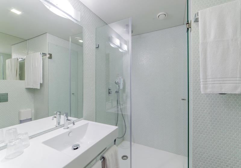Standard Twin Room image 3