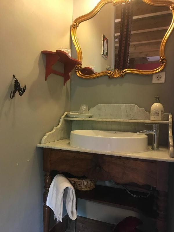 Double Room with Pool View image 4