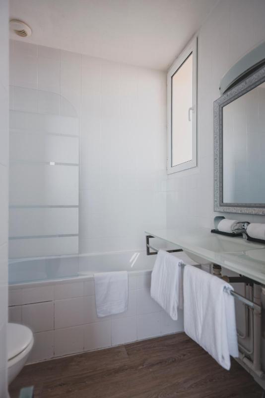 Double Room with Terrace and Front Sea View   image 4