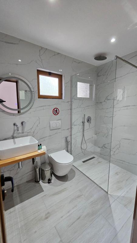 Double Room with Balcony image 4