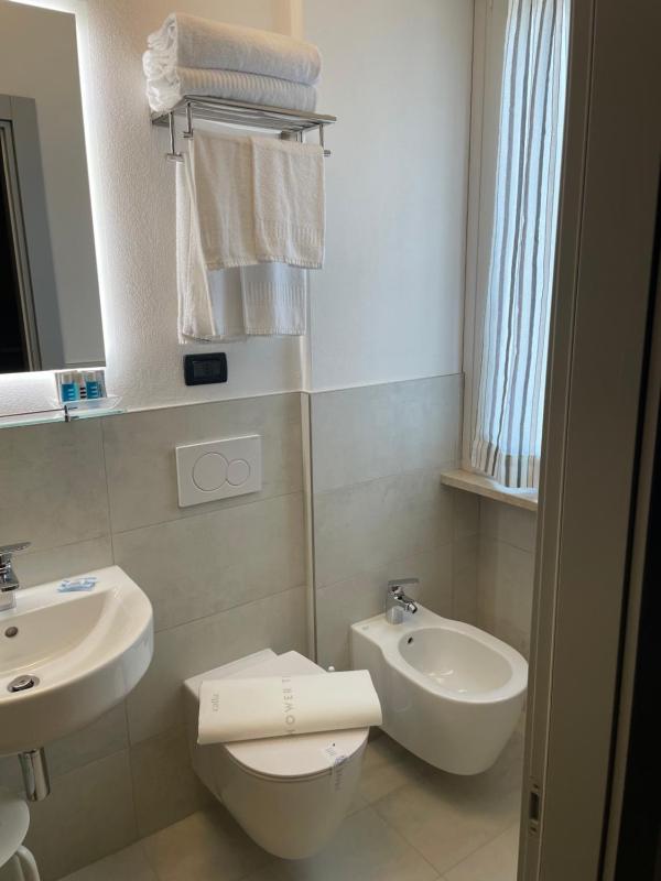 Double room with Balcony - Ground Floor image 4
