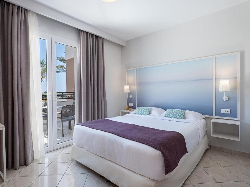 One-Bedroom Apartment Inland View image 3