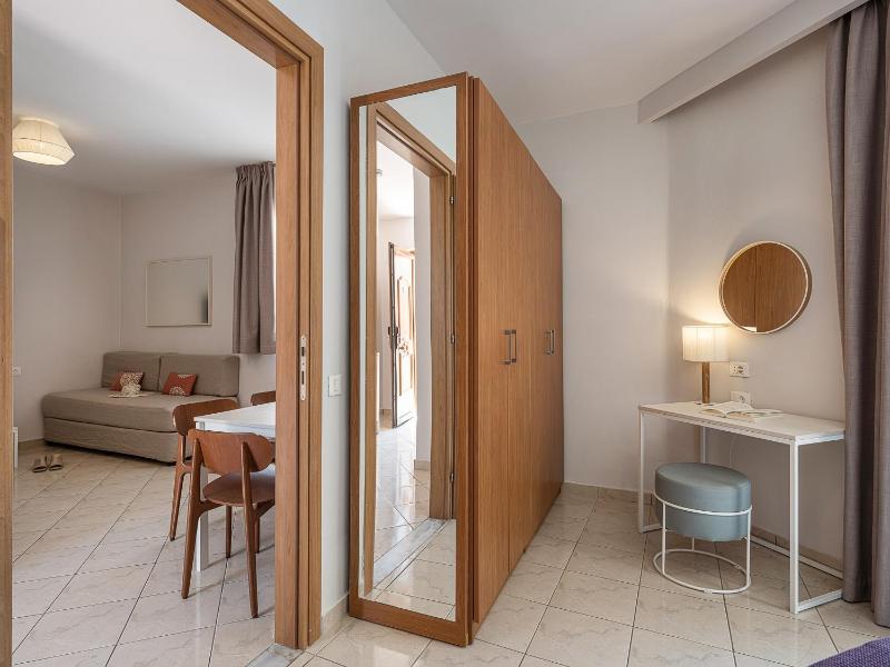 One-Bedroom Apartment Inland View image 4