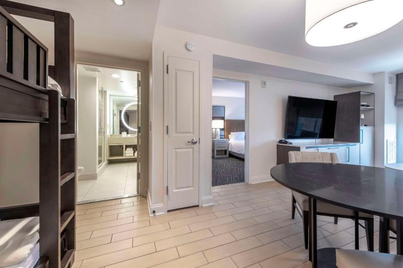 Family King Suite image 3