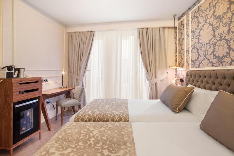Double or Twin Room image 3