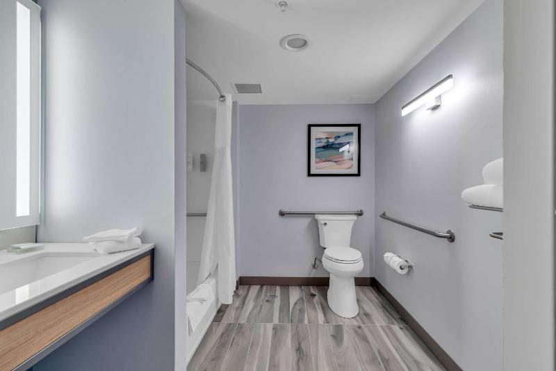 Queen Room with Two Queen Beds and Accessible Tub - Mobility Access image 2