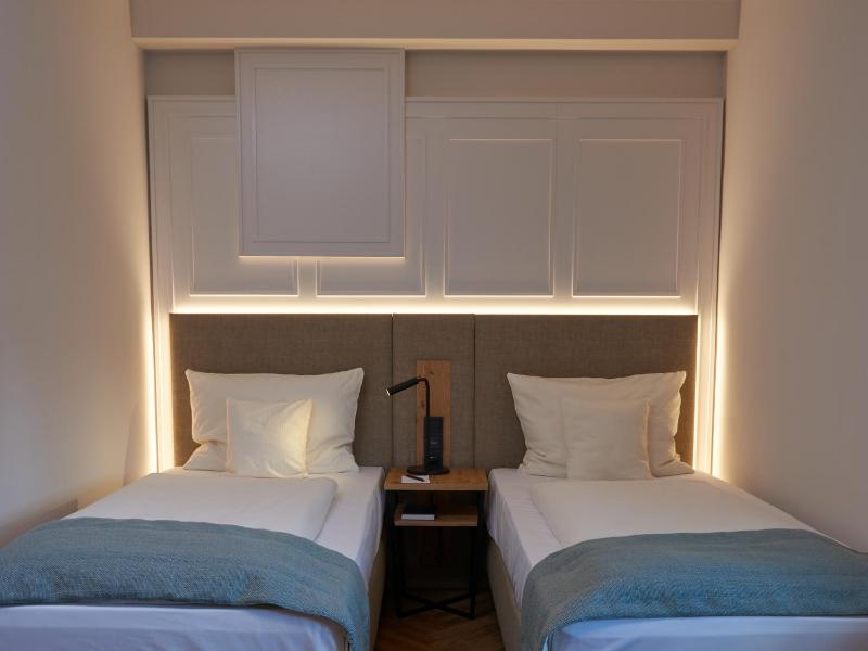 Economy Double Room image 3