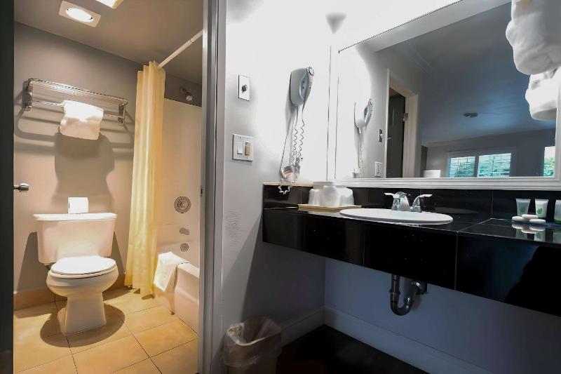 Quadruple Room with Two Queen Beds - Non Smoking image 2