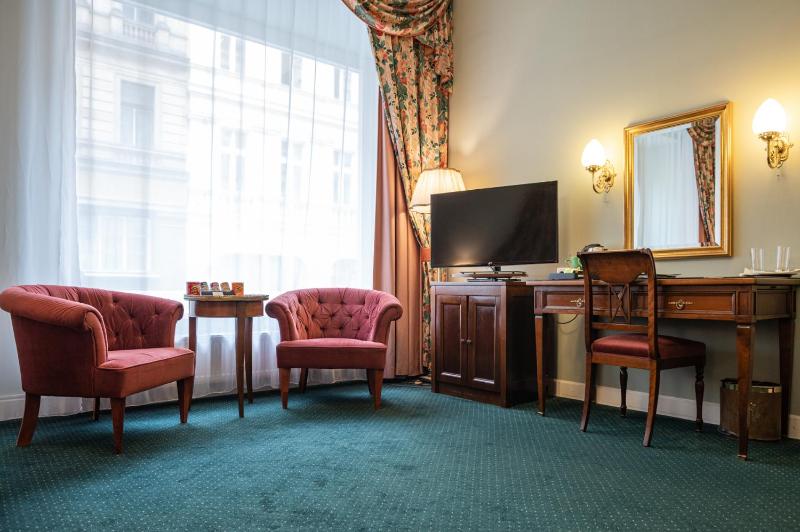 Deluxe Double Room image 2