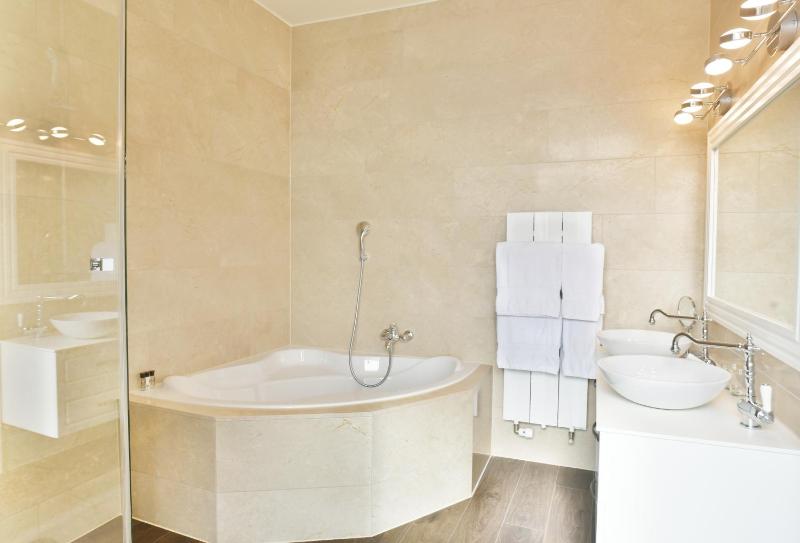 Junior Suite with Lake View image 4