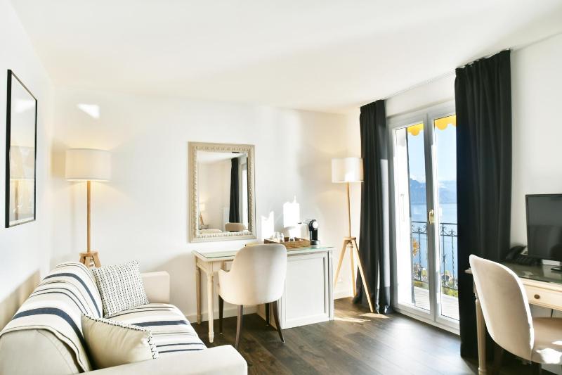 Deluxe Double Room with Lake View or Partial Lake View image 3