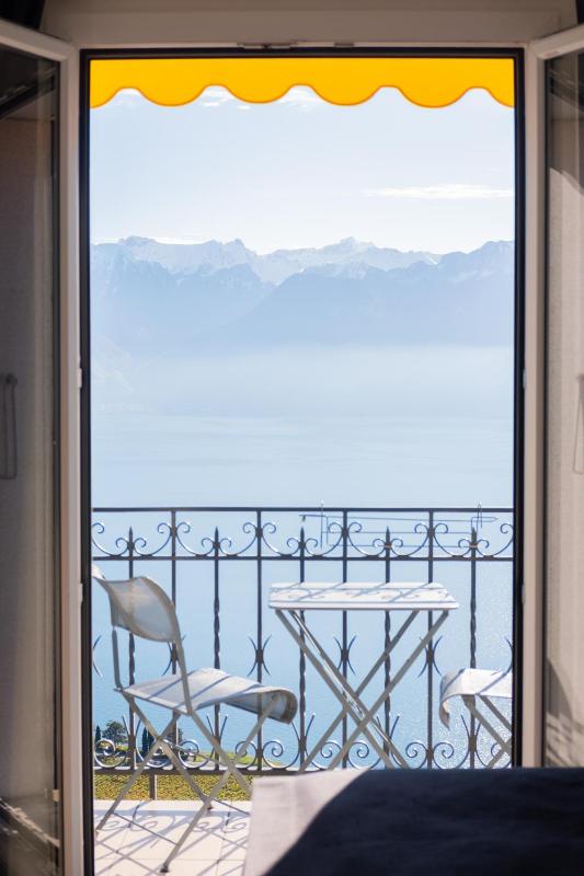 Deluxe Double Room with Lake View or Partial Lake View image 1