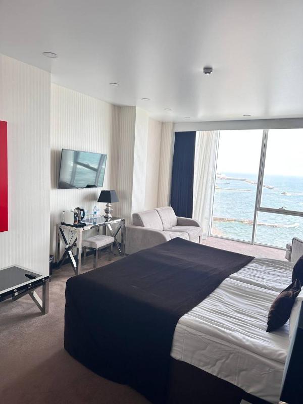 Deluxe Double or Twin Room with Sea View image 3