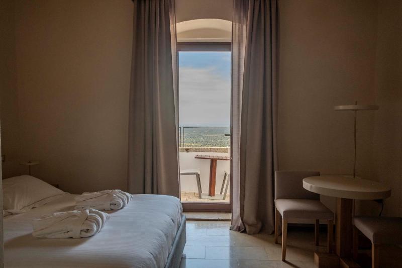 Deluxe Double Room with  Sea View and Balcony image 1