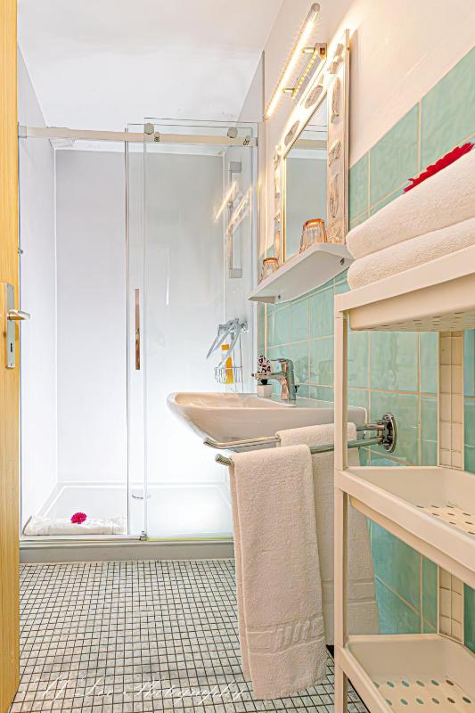 Double Room with Balcony image 4