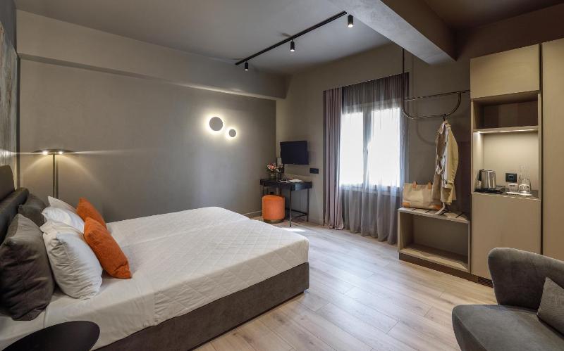 Twin Room image 4