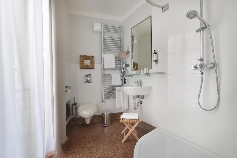 Small Double Room image 2