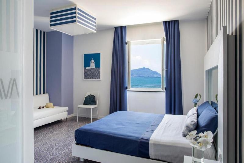 Double Room with Sea View image 1