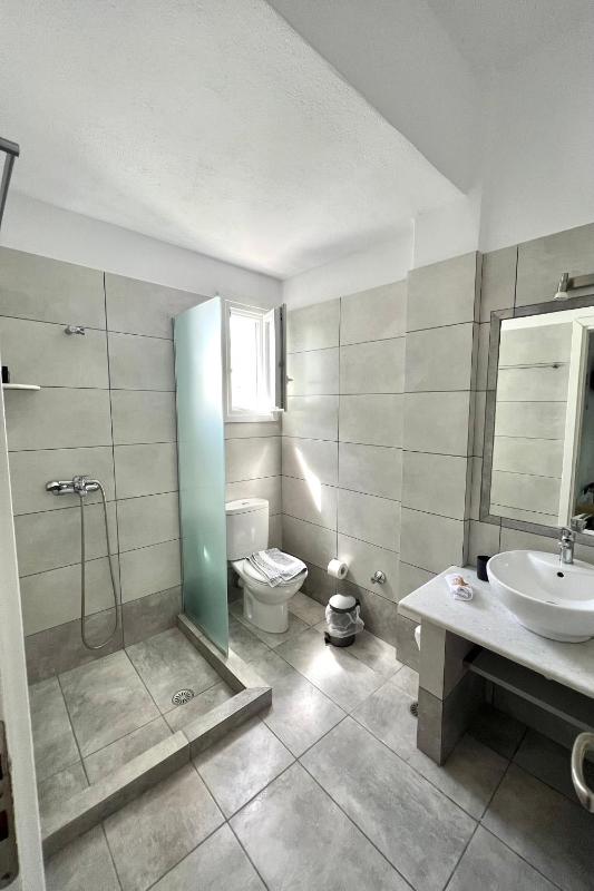 One-Bedroom Apartment with Kitchen  (2 Adults) image 2