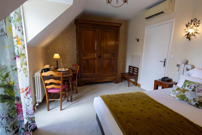 Standard Double Room image 3