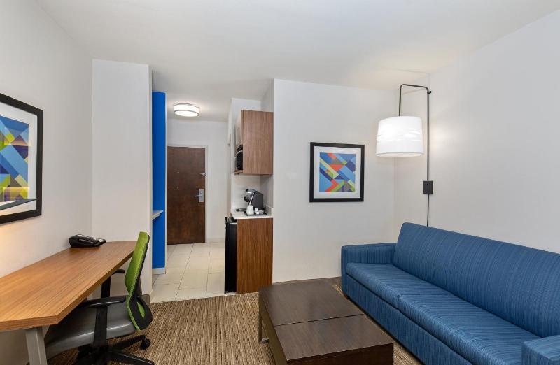 Queen Suite with Two Queen Beds image 3