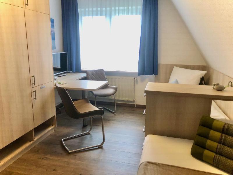 Twin Room image 4