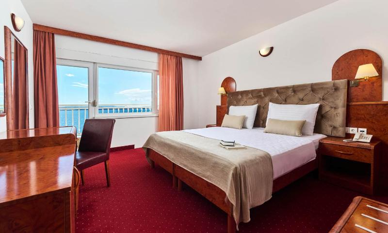 Comfort Double Room with Balcony and Partial Sea View image 4