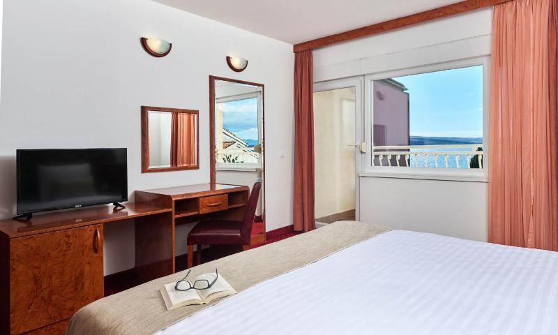 Comfort Double Room with Balcony and Partial Sea View image 1