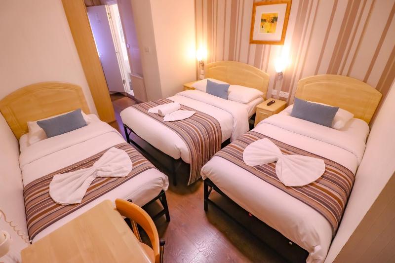 Standard Quadruple Room image 4