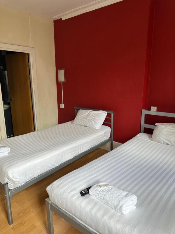 Twin Room with Shared Bathroom image 3