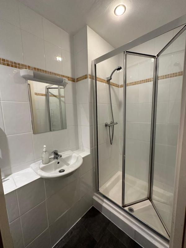 Twin Room with Shared Bathroom image 4