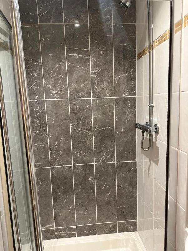 Twin Room with Shared Bathroom image 1