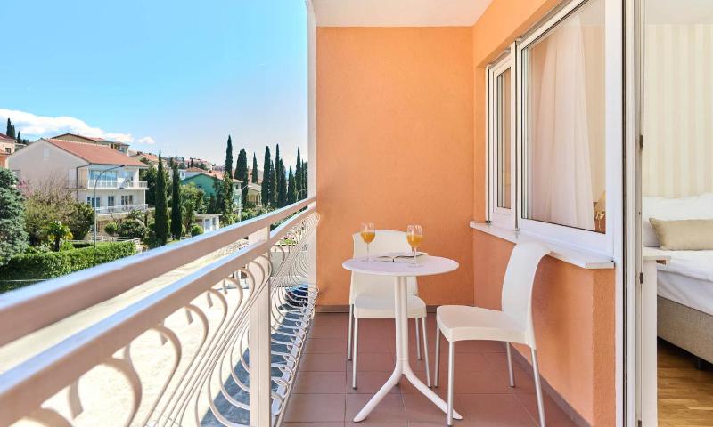 Standard Double Room with Balcony image 4